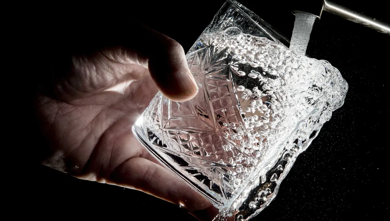 Защо пиенето на повече вода ни помага да се пазим от стреса?