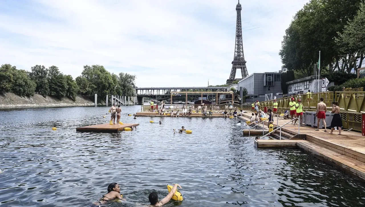 След век забрана: Разрешиха плуването в Сена