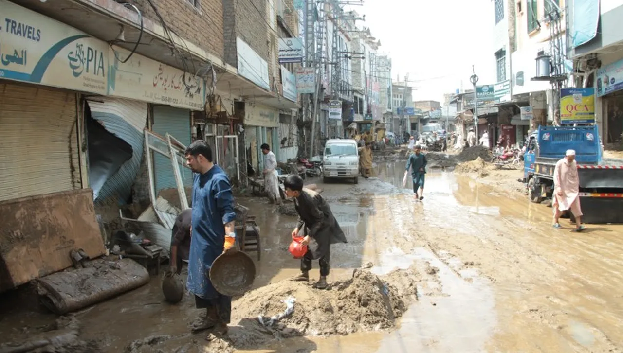 Над 700 души загинаха при наводнения в Пакистан