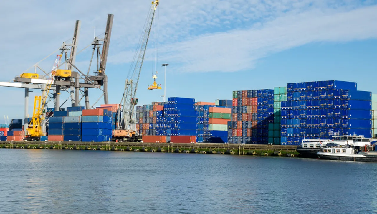  Financial Times: Най-голямото пристанище в Европа се готви за война с Русия 