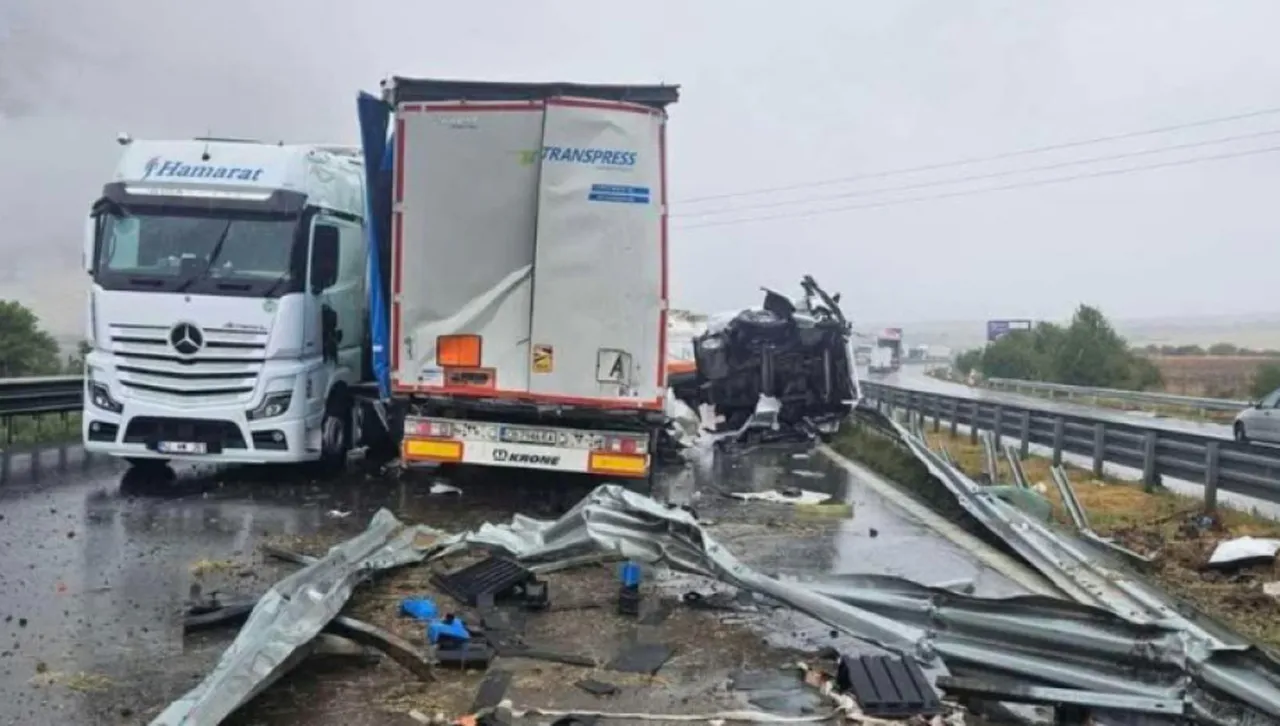 2 тира се удариха на магистрала "Хемус", единият се обърна: Движението е спряно