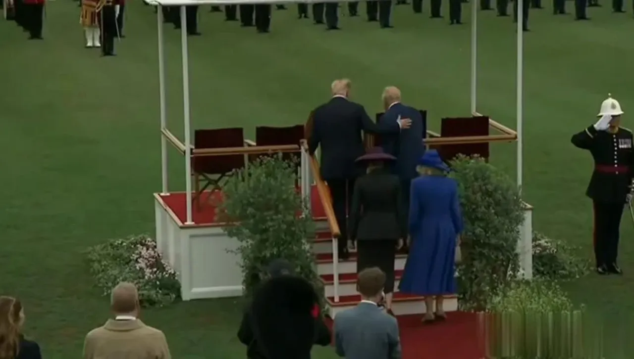 Във Великобритания Тръмп няколко пъти грубо наруши етикета,  потупа Чарлз III по гърба 