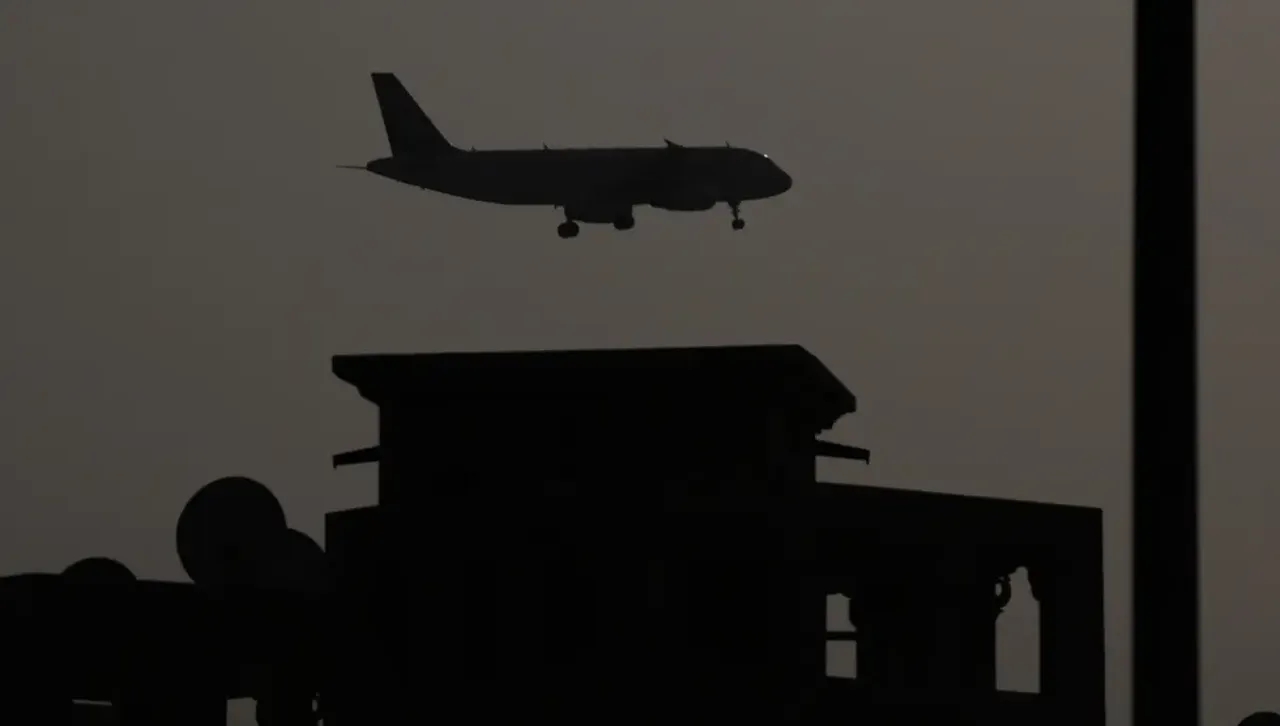 Дронове паднаха до летището в Дубай и раниха четирима 