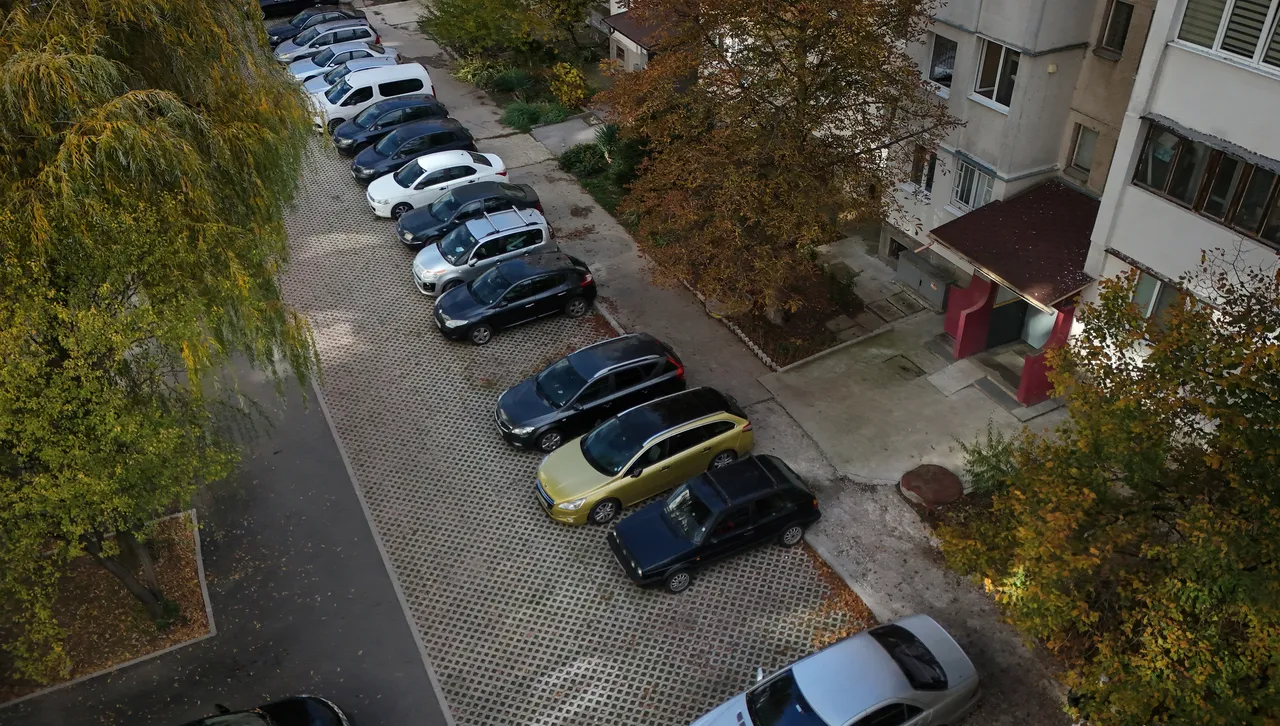 Столична община обещава да облагороди „калните точки" между блоковете