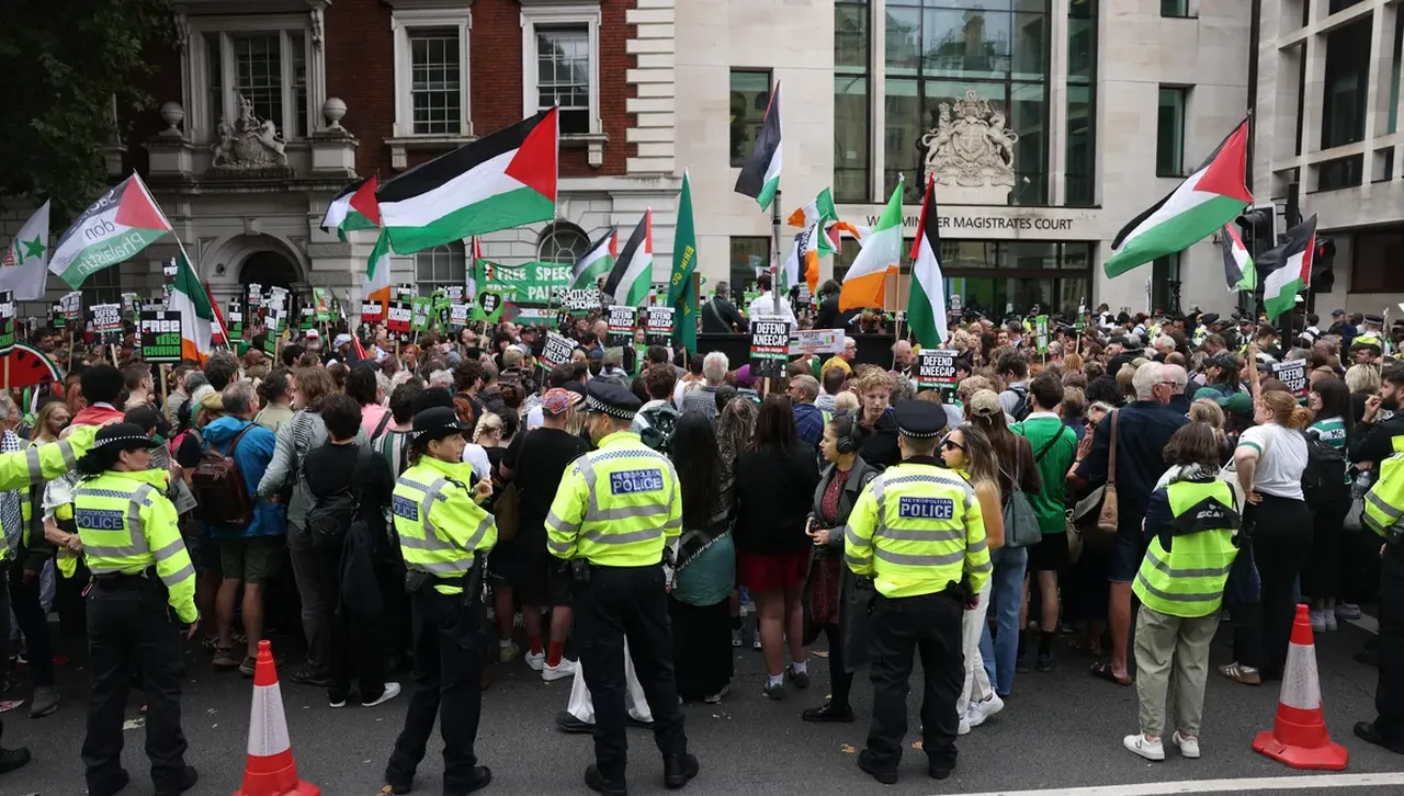 Те са блокирали влизането и излизането на служители на затвора