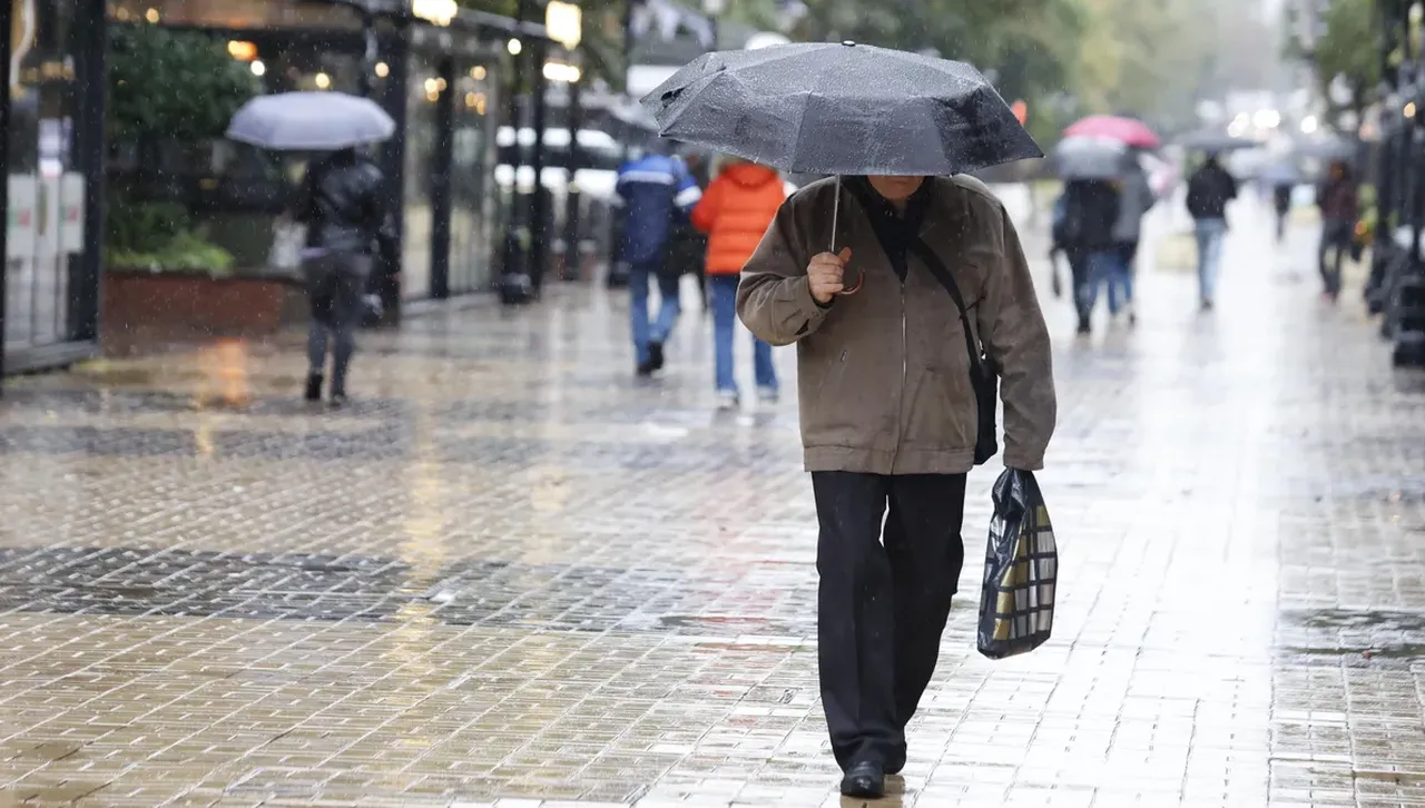 Очаква ни оранжев код за порои в 8 области и интензивни валежи в 15 