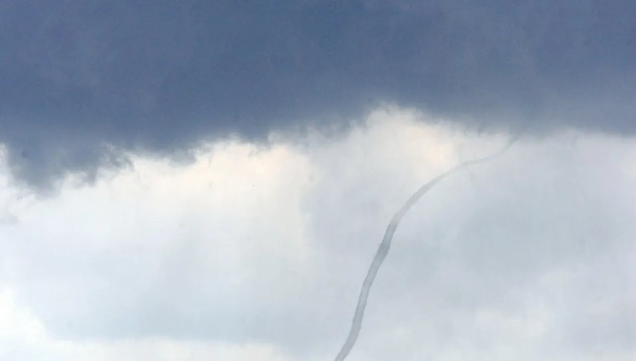 Изви се торнадо недалеч от Париж: Обърна кранове, загина строител 