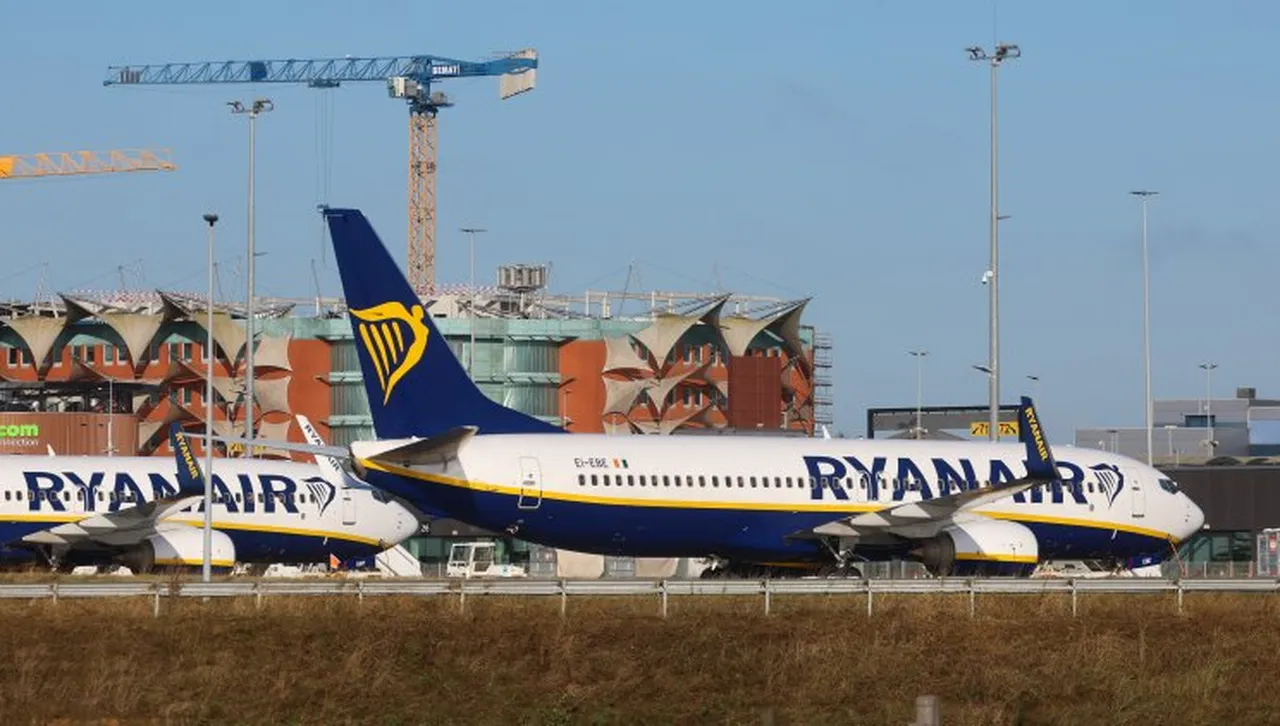 Пътници на Ryanair счупиха крайници, след като скочиха от крилата на самолета