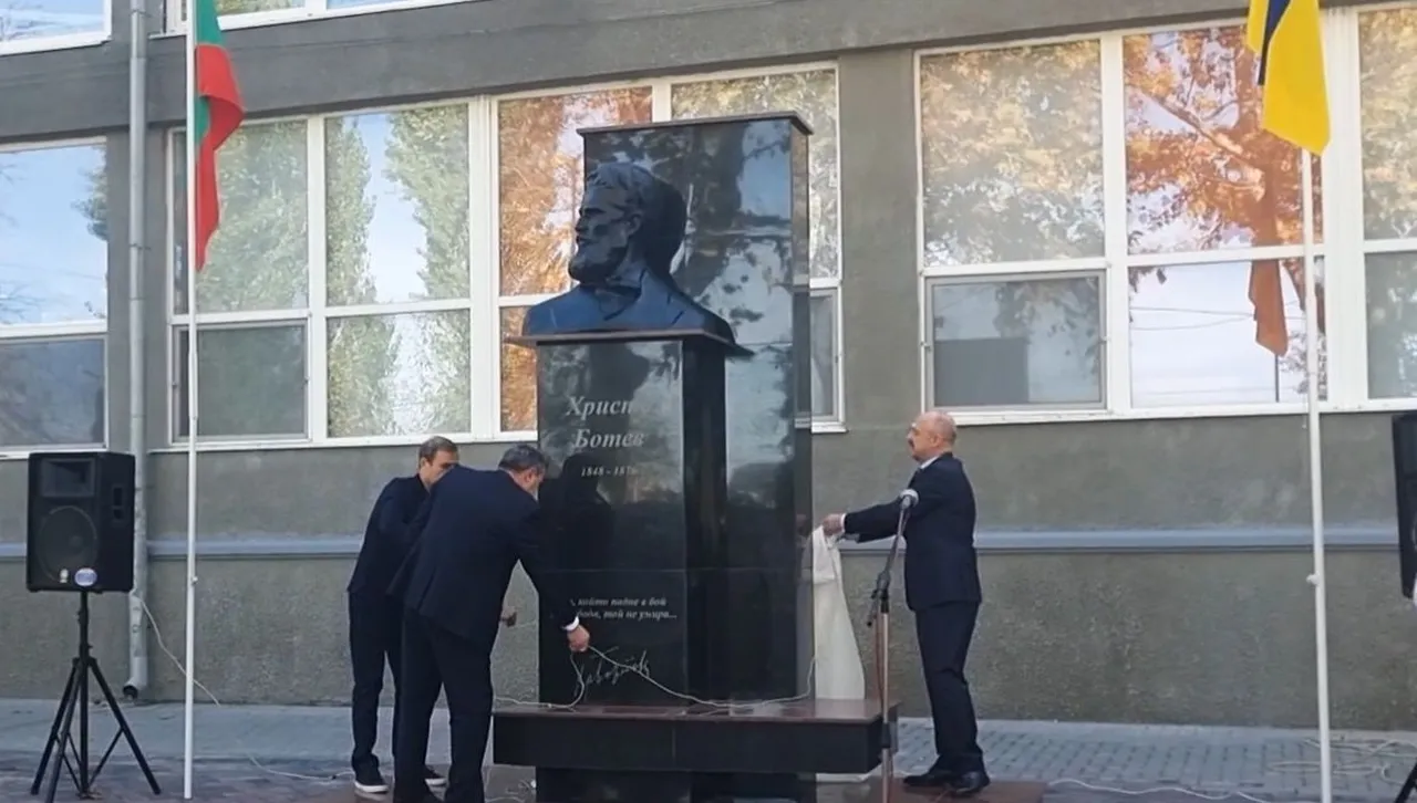 Откриха обновения паметник на Ботев в украинския Измаил - под вой на сирени за въздушна тревога и народни песни