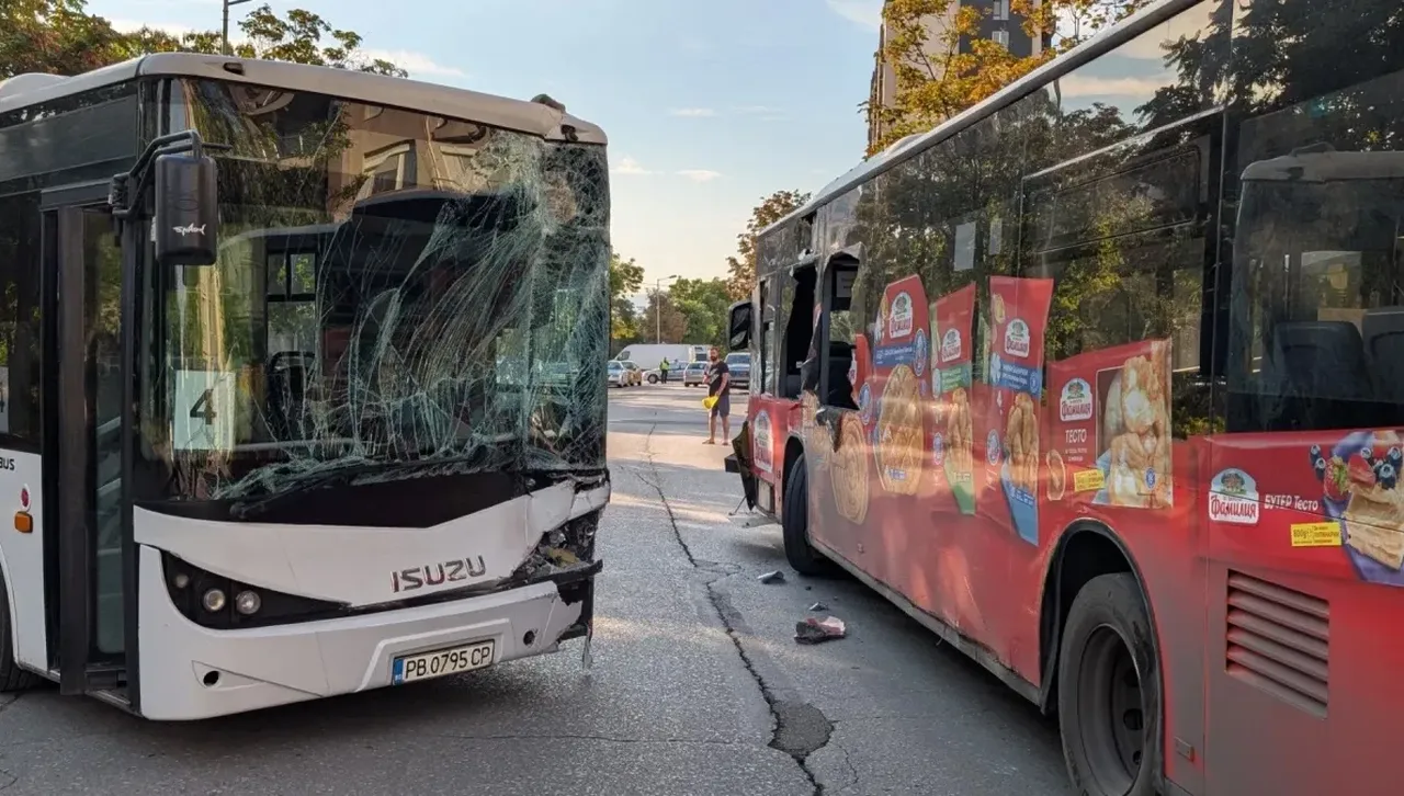 Сблъскаха се 2 автобуса на градския транспорт в Пловдив, помляха стъкла и брони