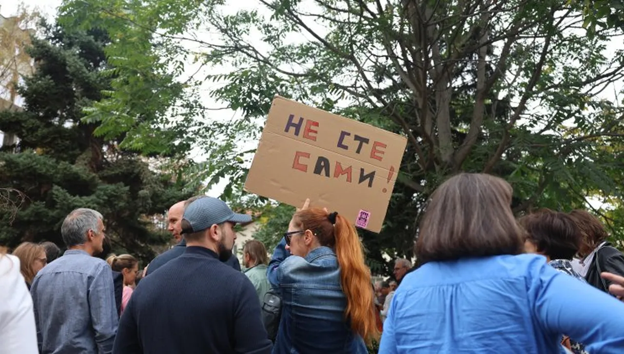 Започна протестът пред централата на "ДПС-Ново начало" 