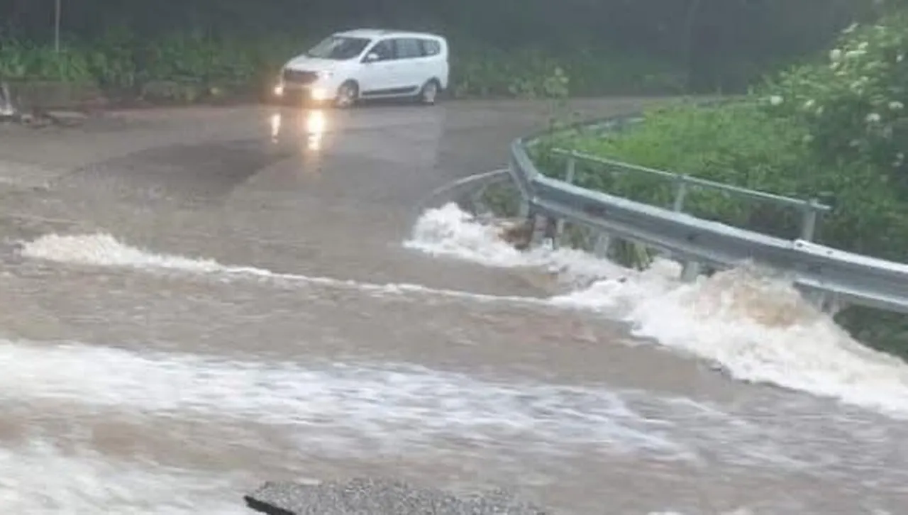 Водачите изчакват на място Движението се регулира от служители на