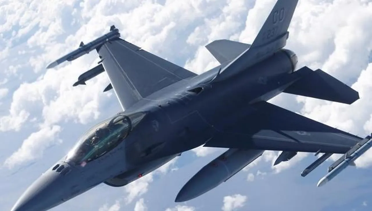 Вторият ни самолет F-16 пристига днес в България