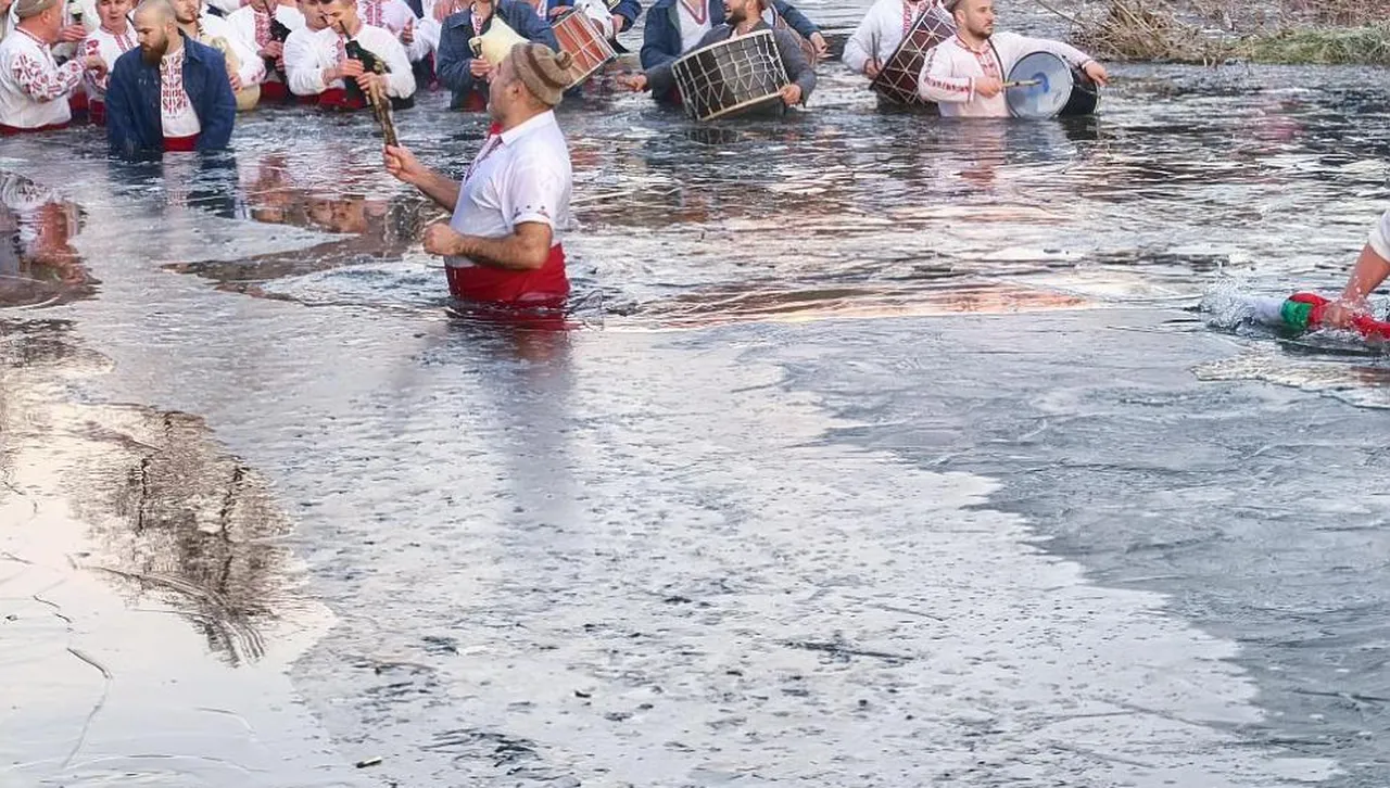 На Йордановден "леденото" хоро отново се изви в студените води на Тунджа от зори 