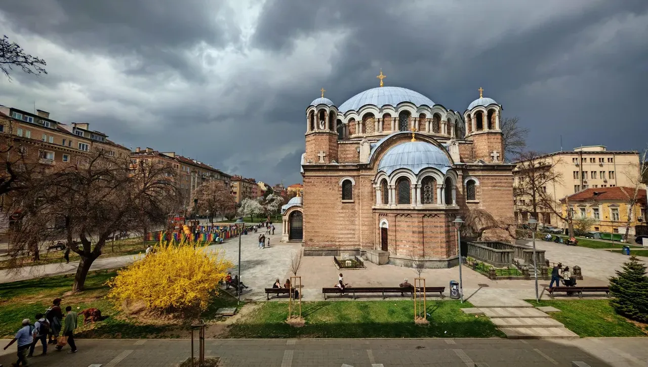 Дъждове на изток, небето на югозапад временно се разчиства от облаци