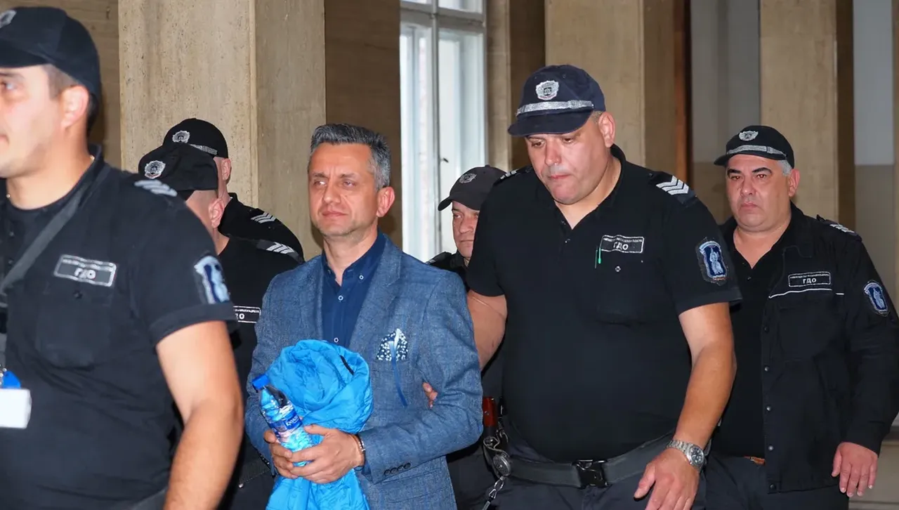 Отстраненият шеф на пловдивските митници окончателно остава в ареста