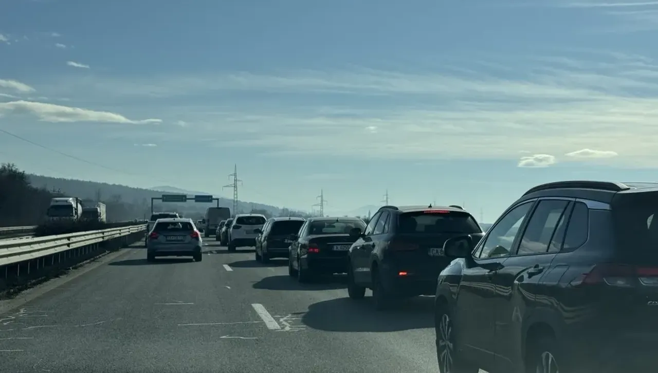 Движението по магистрала „Тракия” спря: Задръстването е километрично