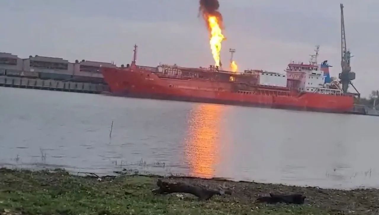 В Румъния евакуират гранично село заради руска атака, гори турски кораб с втечнен газ