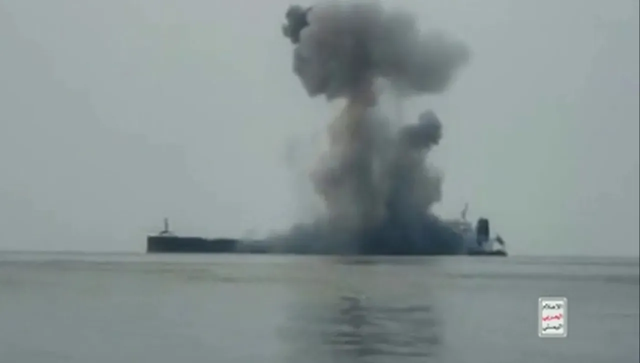 Товарен кораб потъна в Червено море след обстрел на хутите