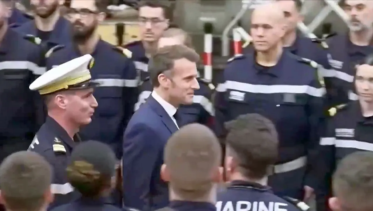 Макрон от борда на „Шарл дьо Гол”: Тук сме, за да пазим нашите, а не да воюваме