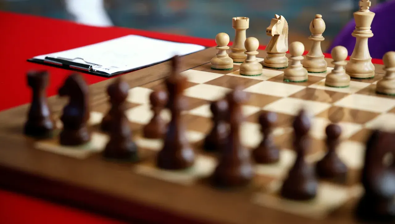 FIDE заплаши България с изолация от международния шах след спорен ход на спортния министър