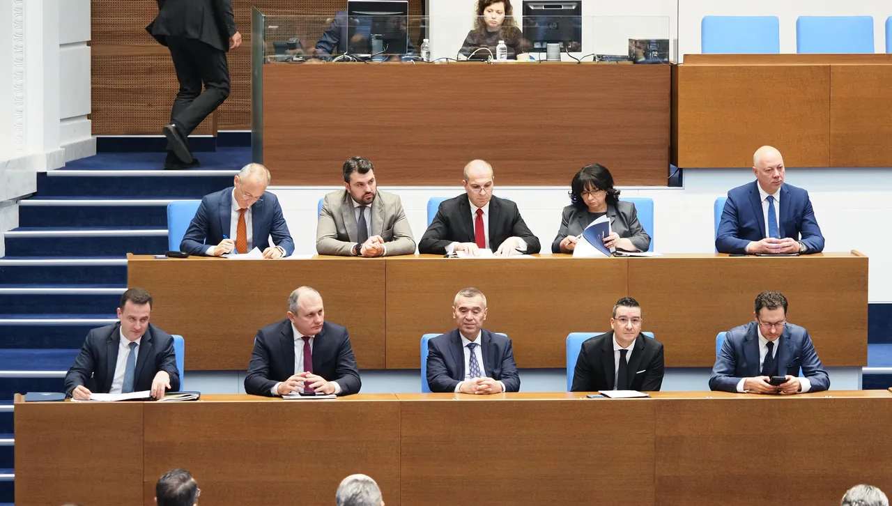 Елисавета Белобрадова да постави на мястото на Пеевски на първия