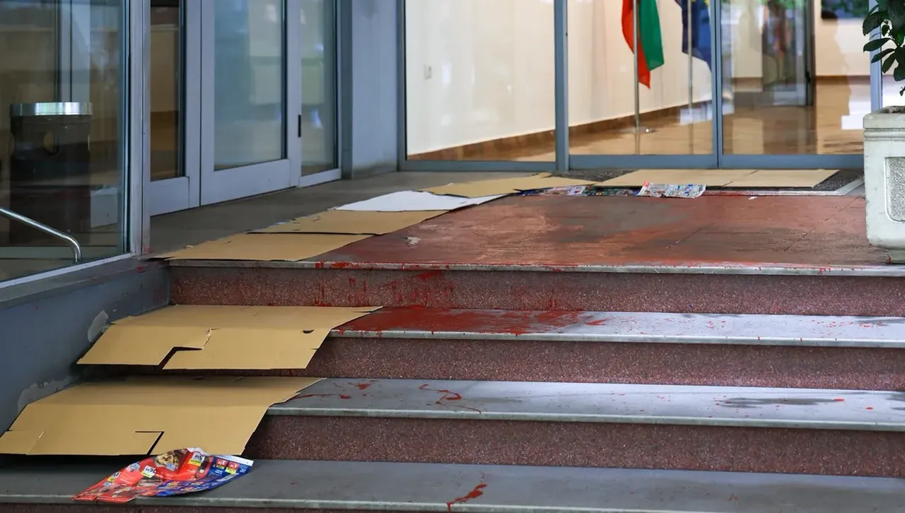 Заляха с червена боя входа на културното министерство