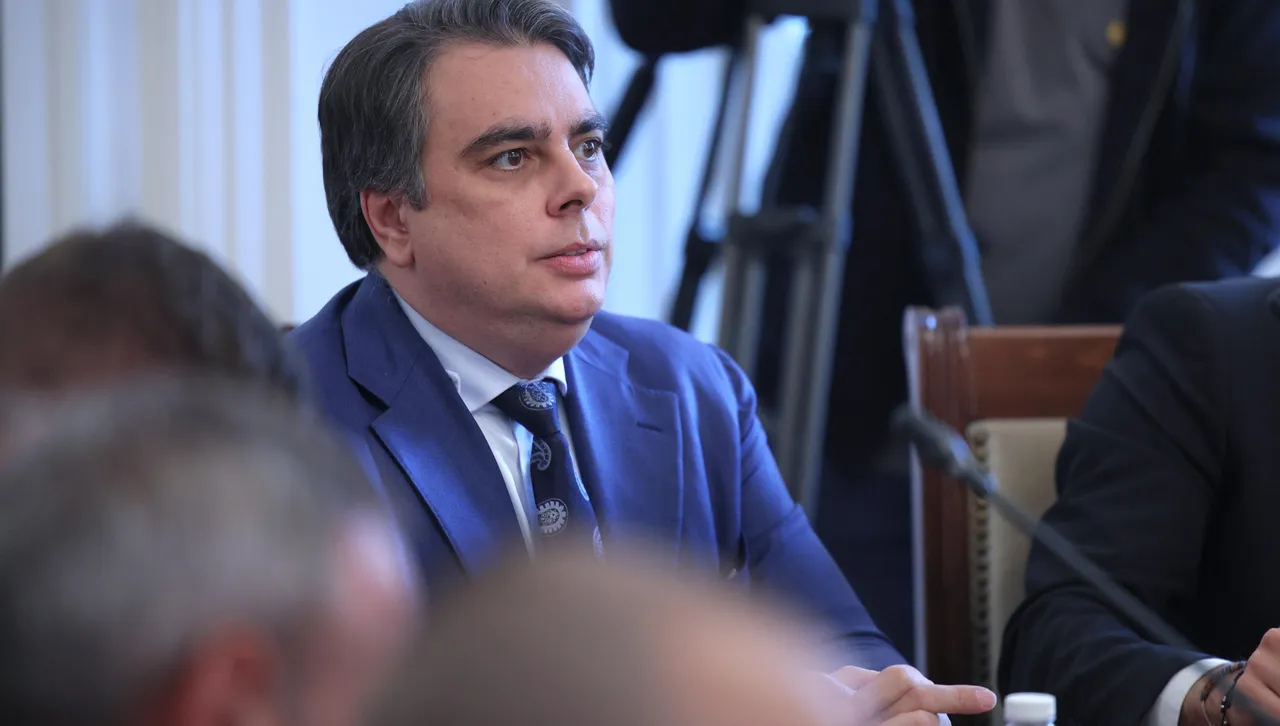 Асен Василев: Чух се с Радев и го поканих на лидерски дебат, за Борисов знаем, че го е страх