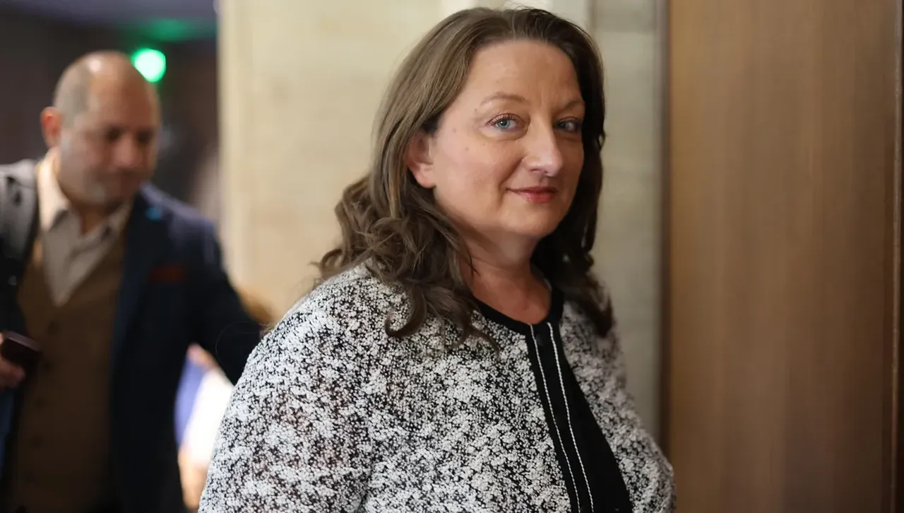 Тя коментира  с кого биха влезли в коалиция след изборите