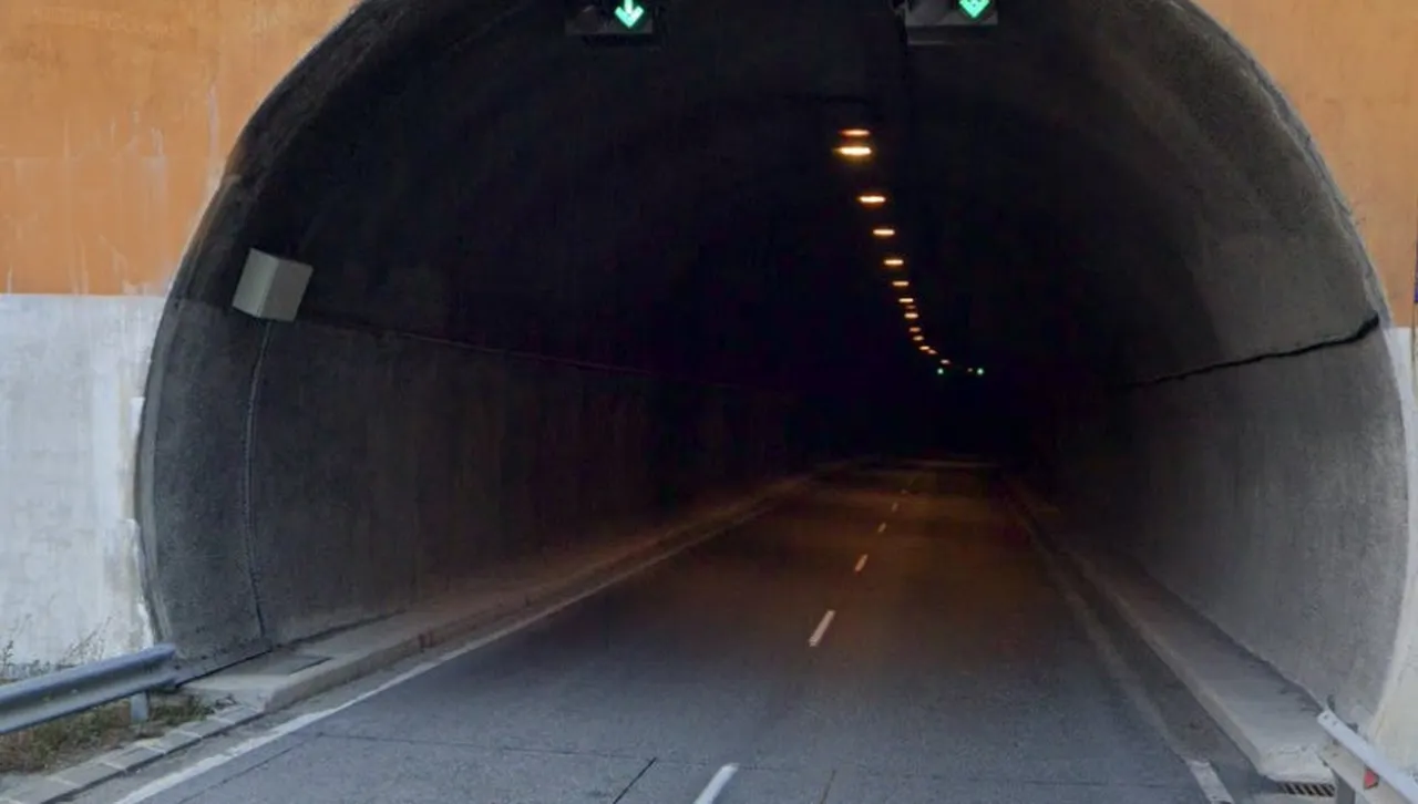 Тунел "Големо Бучино" потъна в тъмнина заради авария 
