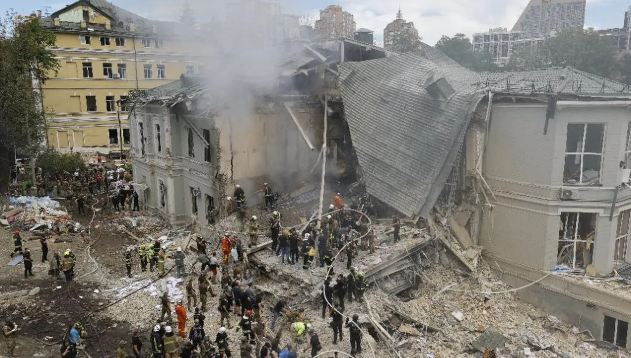 Русия нанесе  масиран удар по Украйна, гори сградата на Кабинета на министрите