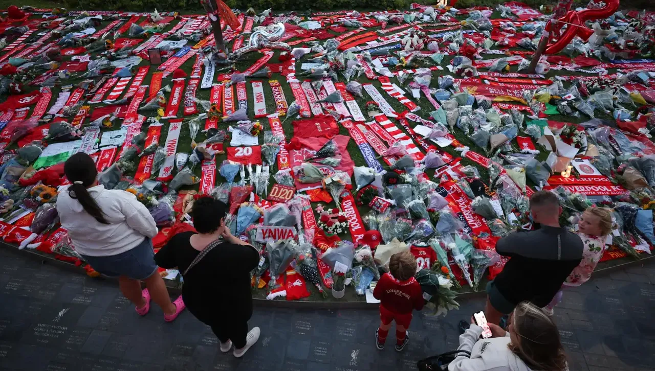 Ливърпул е в траур - сбогува се с футболната звезда Диого Жота