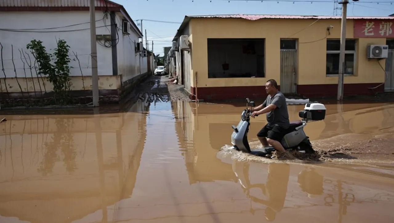 Дни наред дъжд: Най-малко 30 души се удавиха в Пекин