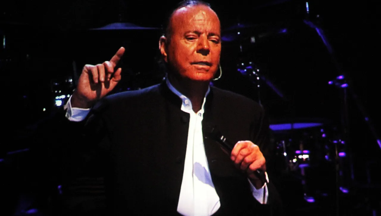 82-годишният Хулио Иглесиас е обвинен в сексуално посегателство и изнасилване