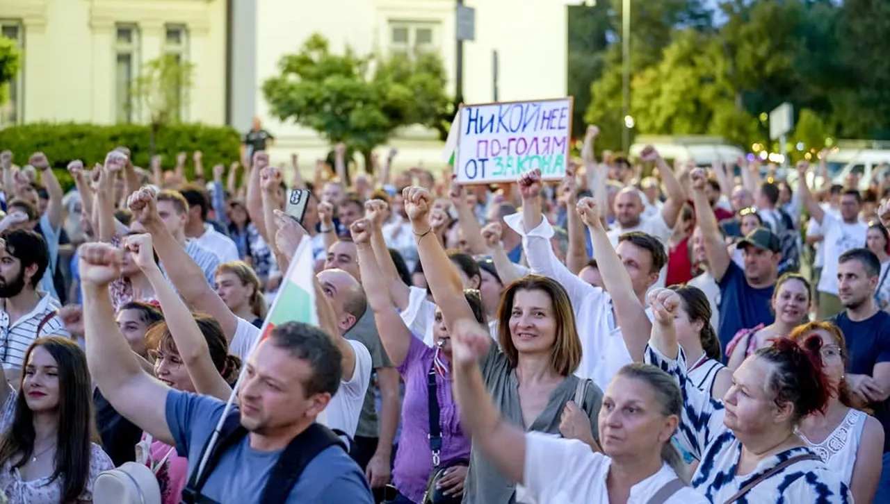 Мирчев: Ударна бригада кърти паветата пред НС, ще слагат антипаркинг колчета - да не блокират Пеевски