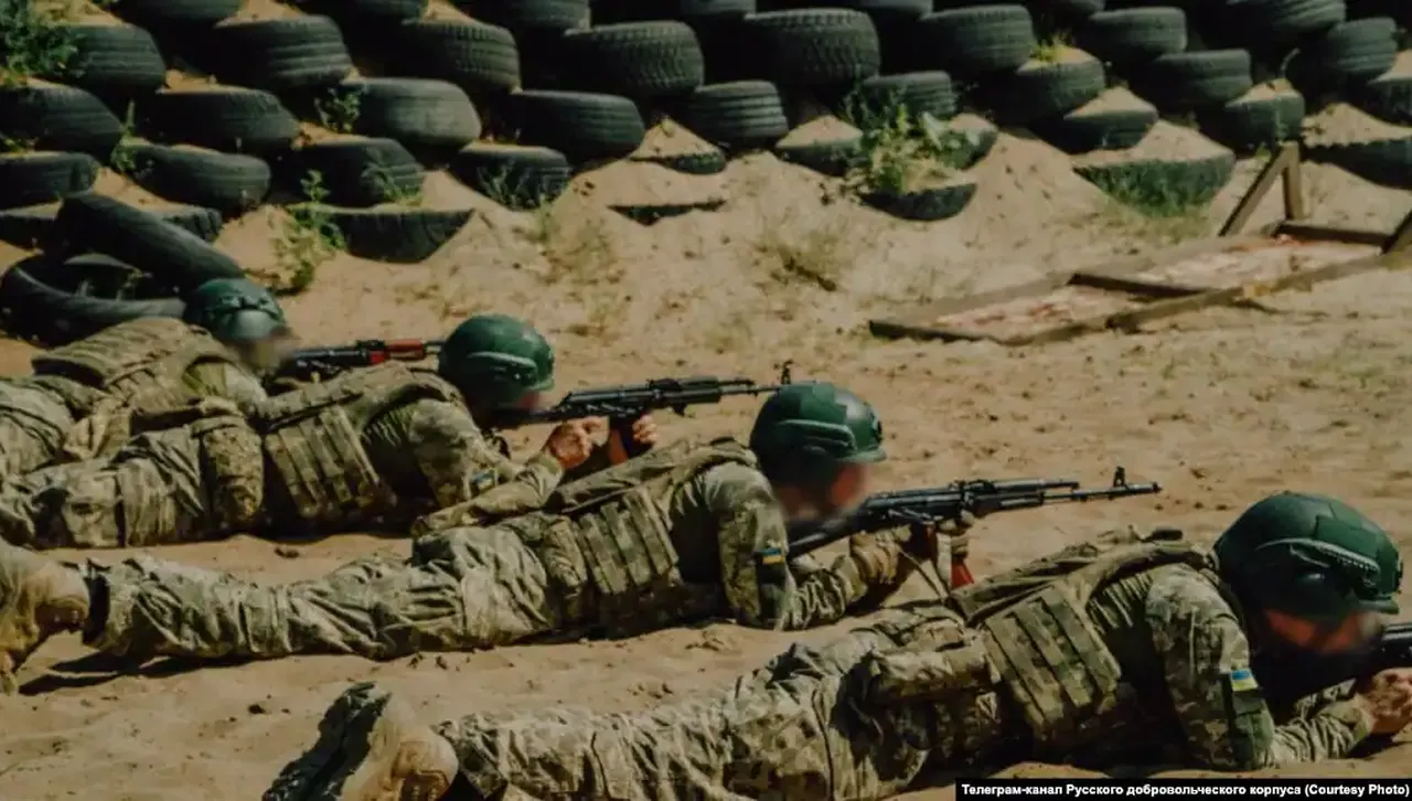 Съдът в Москва арестува задочно лидера на РОК, син на режисьора на "Слуга на народа"