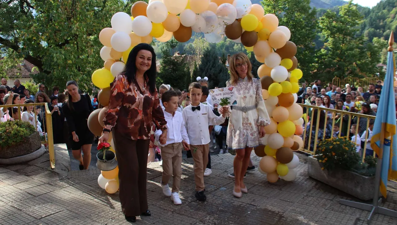 Д-р Бояджиева и зам.-министърът на образованието акад. Витанов откриха новата учебна година в Тетевен