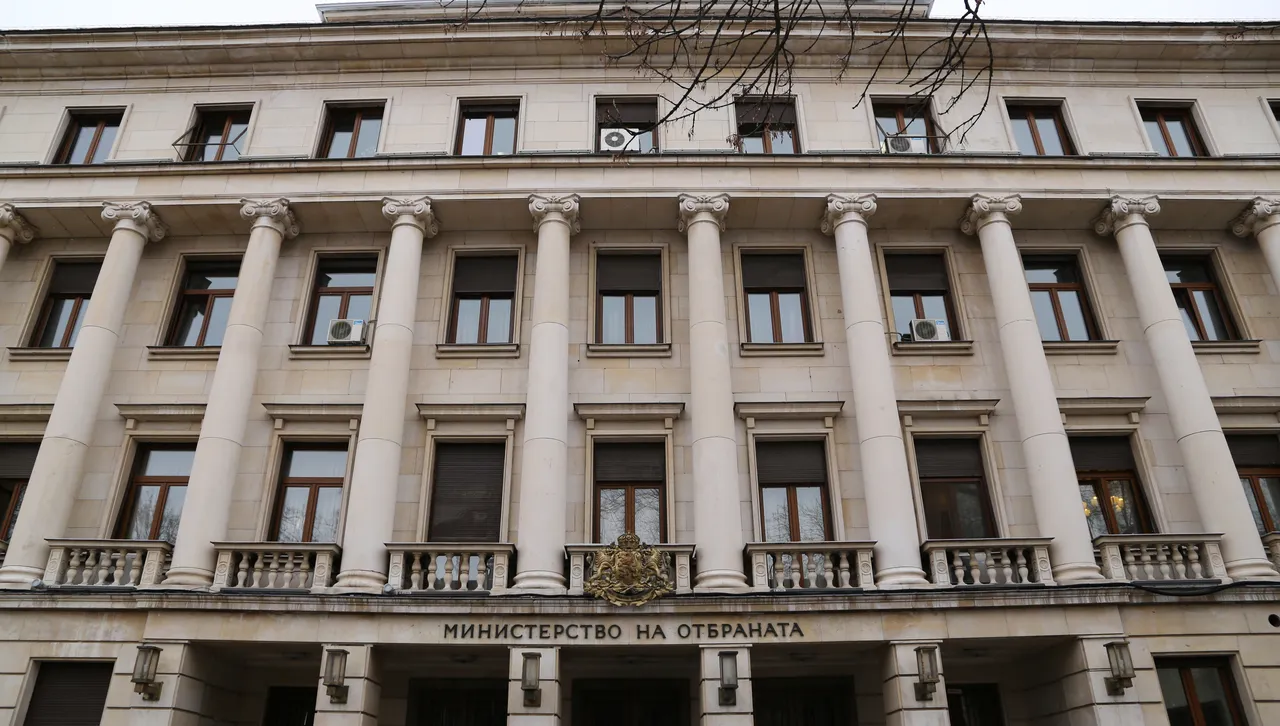 Оправдават решението със забавянето на доставката на вторите осем самолета