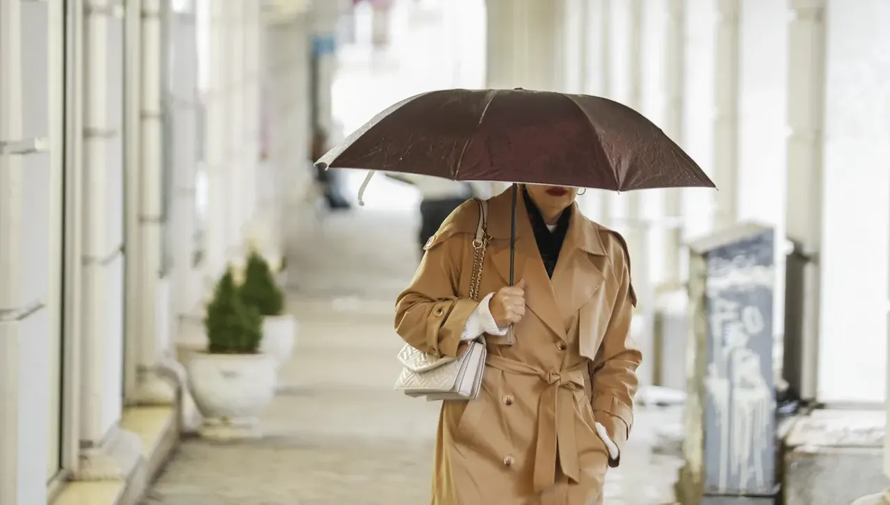 Валежите над България не спират, на изток ще се чуват и гръмотевици