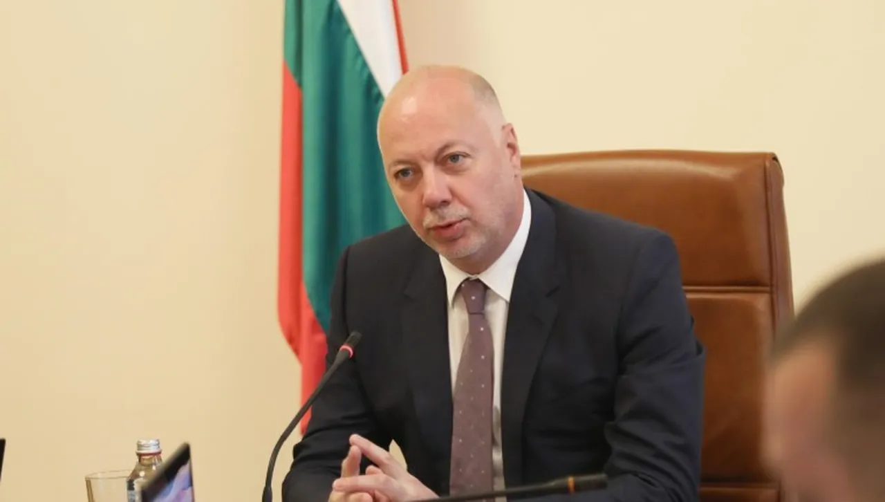 Желязков поиска солени глоби за шофьори, които се движат по аварийните ленти 