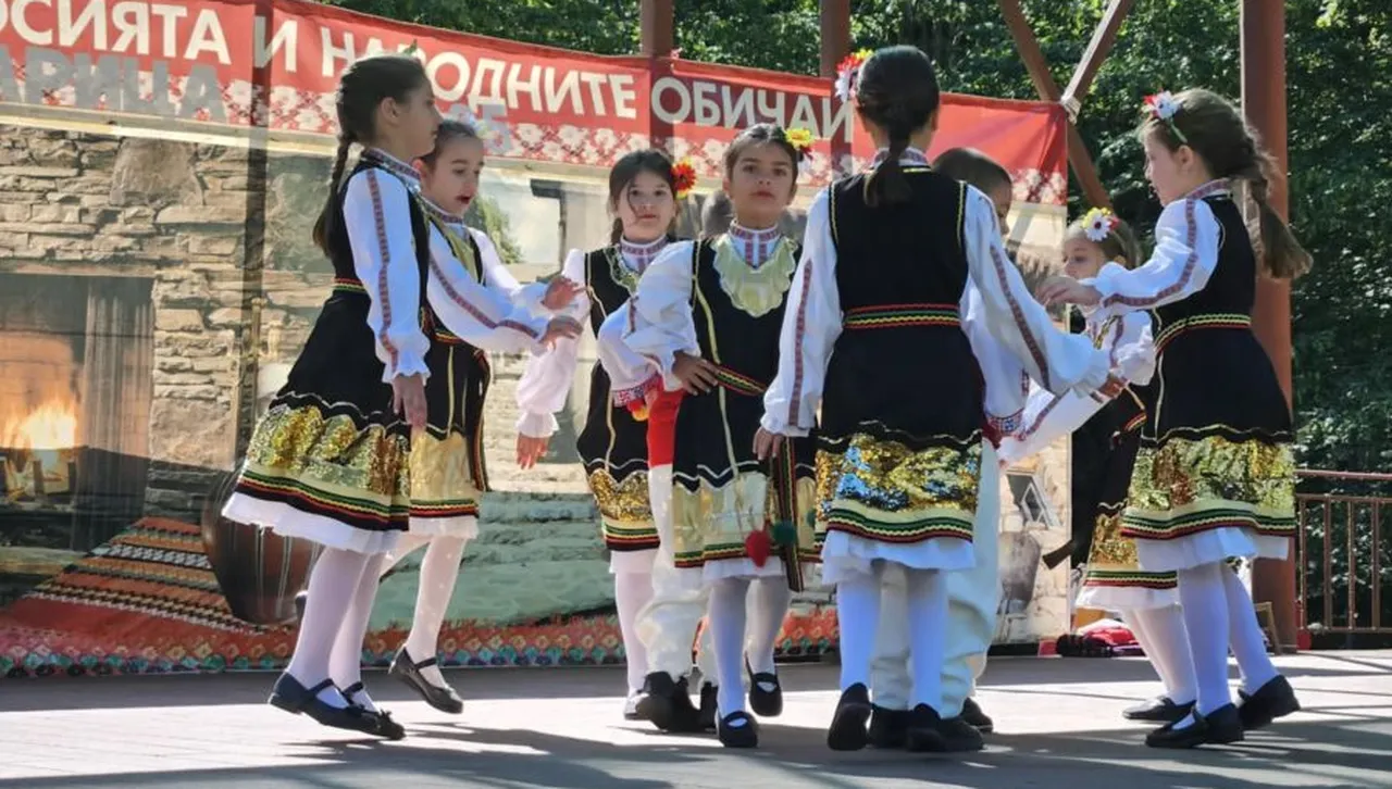Местността Костина се превърна в национална сцена на  народния обичай и автентичната носия