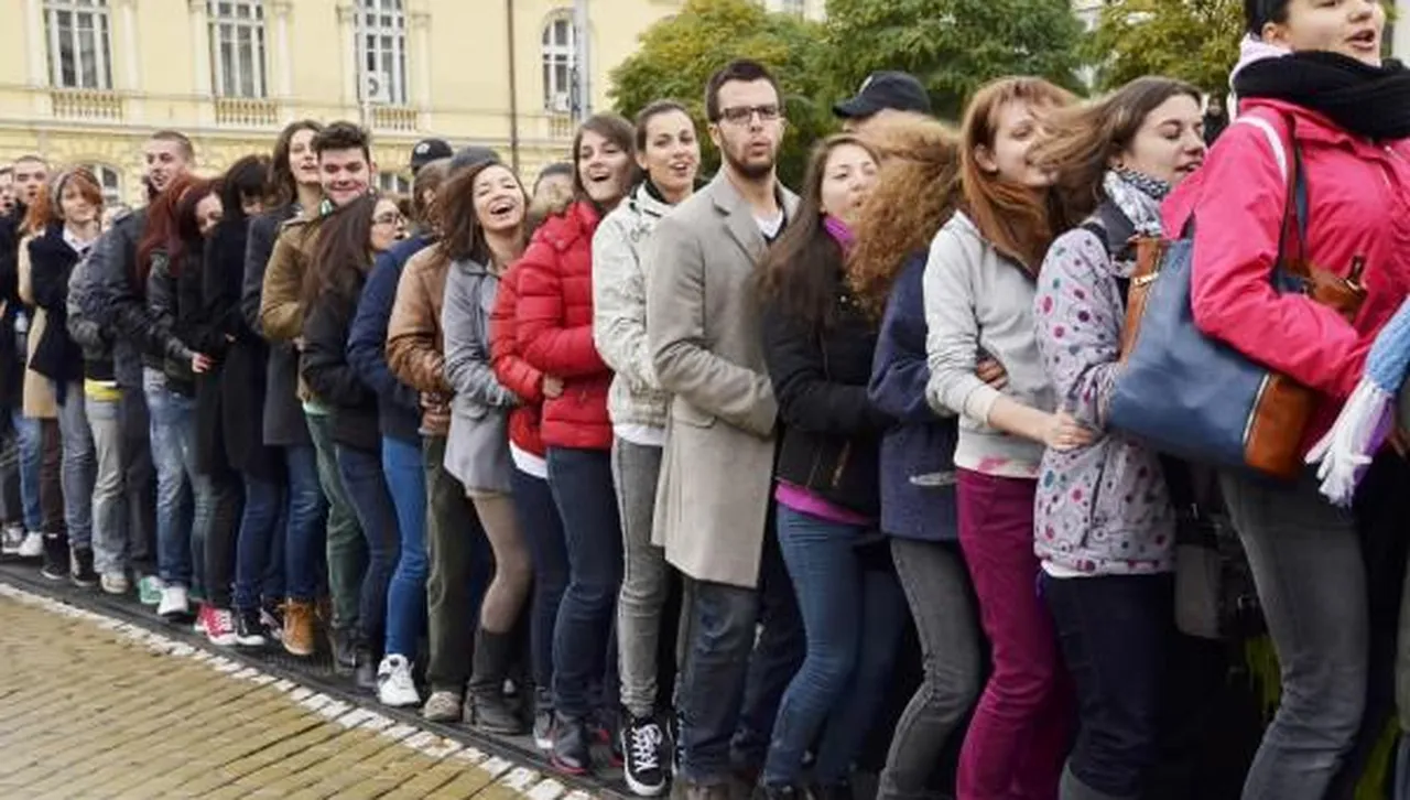 Българските младежи напускат дома на родителите си средно на 28 години