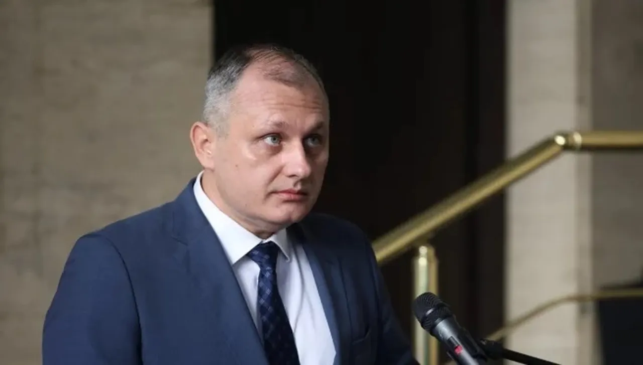 Министър Мундров: „Информационно обслужване“ само изчислява резултата, не брои бюлетини