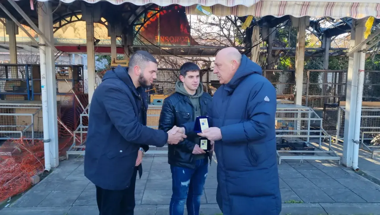 Двама младежи гасиха пожар в Поморие и спасиха неволния подпалвач