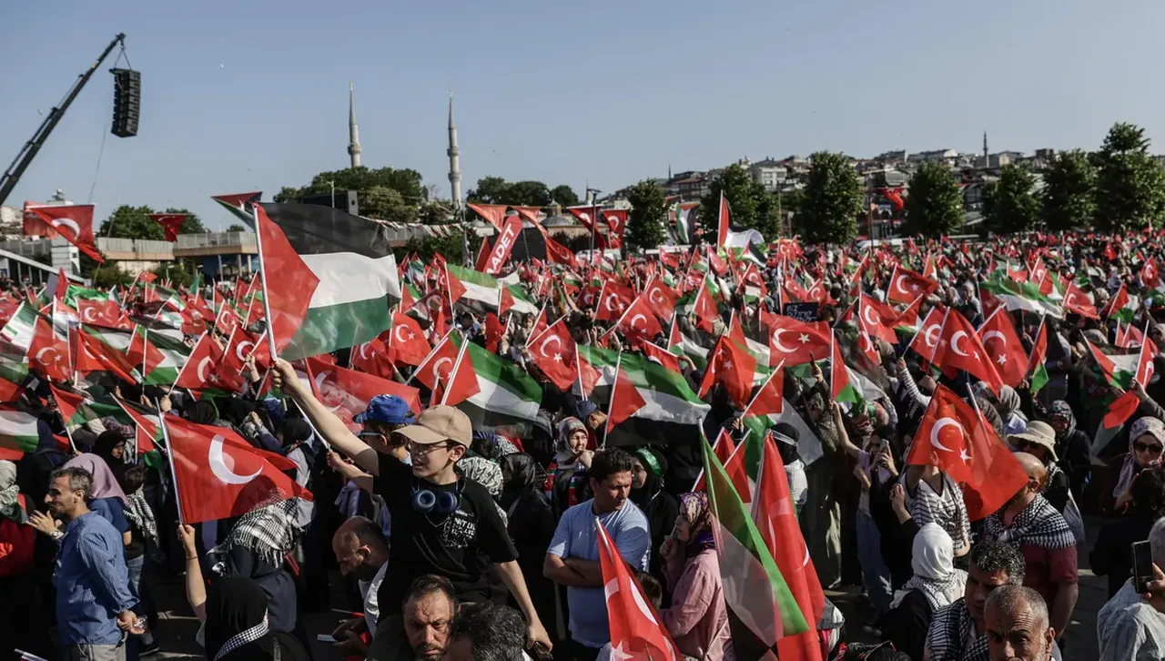 Организаторите съобщават че демонстрацията ще се проведе отново на моста