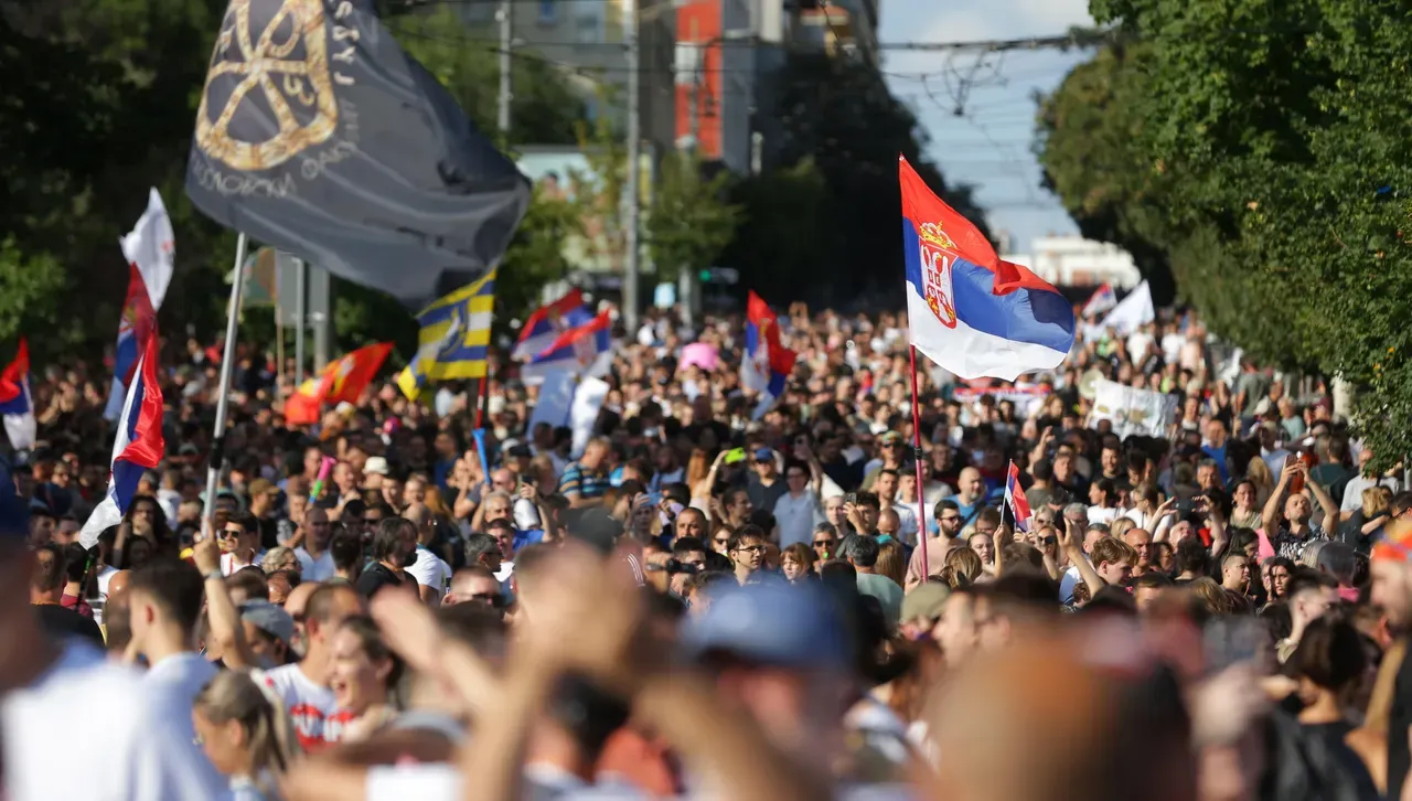 Ескалация в Белград: Протестиращи бяха на крачка от сбиване с поддръжници на Вучич