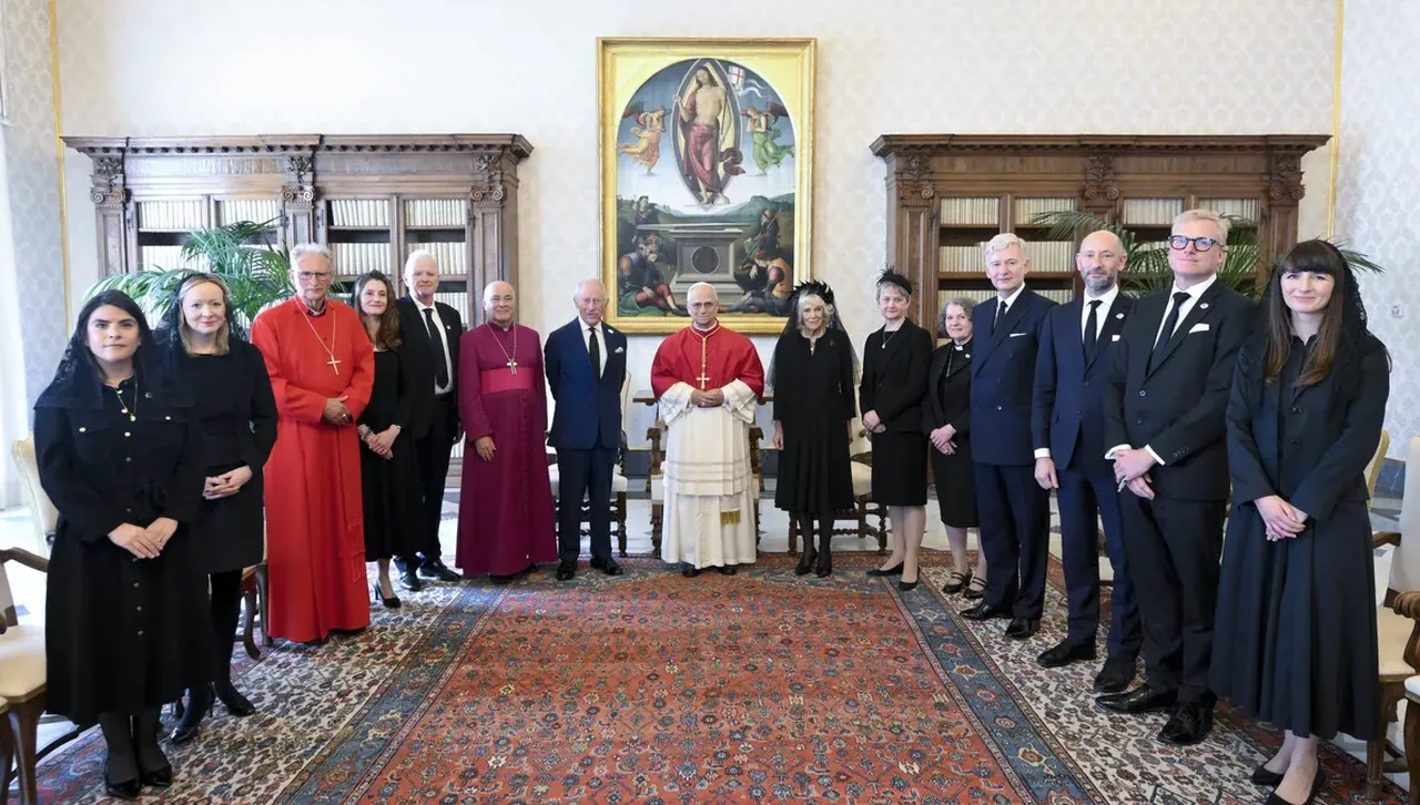 Крал Чарлз стана първият глава на Англиканската църква, молил се публично с папата