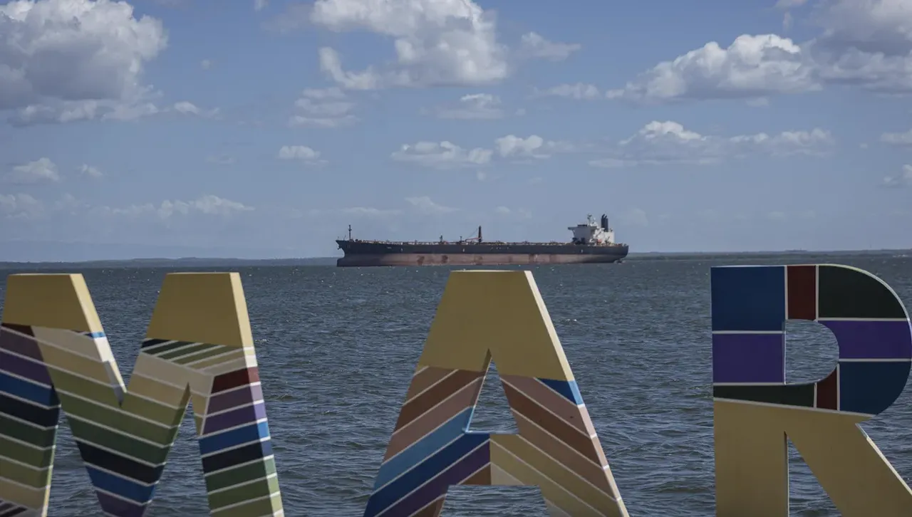 САЩ разрешиха едномесечна търговия с руски петрол 