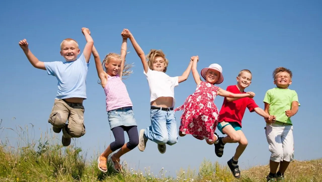 Детски панаир, делфинариум, песни, танци и игри на закрито и открито ви очакват в цялата страна