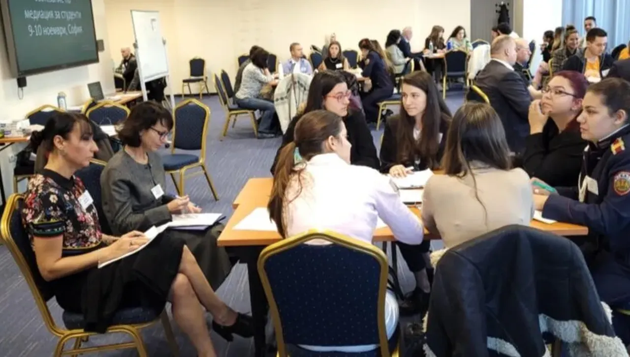 Мозъците ни са еволюирали, за да общуваме, но не с повече от 150 приятели – защо ли…